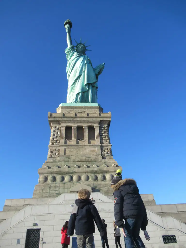 Statue de la Liberté - New York avec des enfants